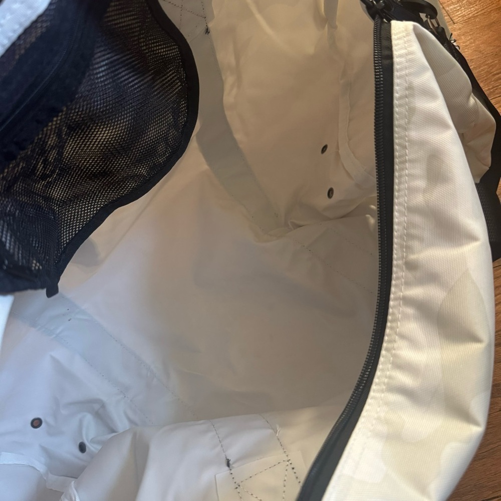 Hard rock casino duffle camo - Picture 2 of 2